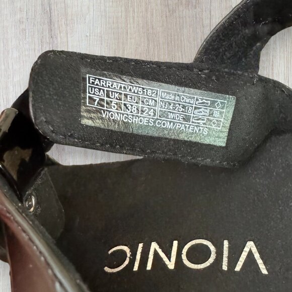 VIONIC Farra Black Ankle Strap Medallion Comfort Sandals Womens 7 WIDE - Picture 2 of 9